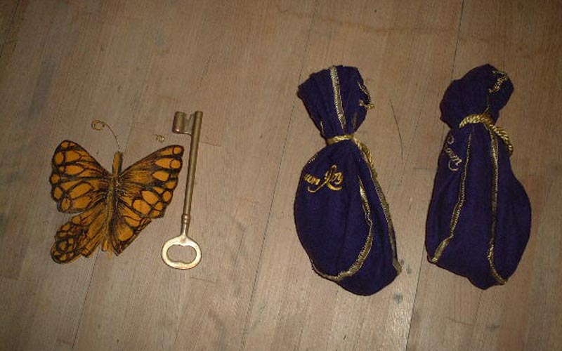 金袋、鍵、蝶々