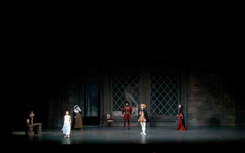 ロミオとジュリエット1幕4場、2幕4場　居間